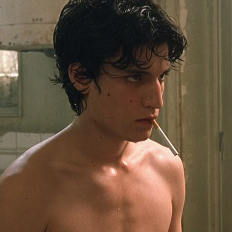 Louis Garrel Black And White, The Dreamers Louis Garrel, Theo The Dreamers, French Actors Men, Louis Garrel The Dreamers, Louise Garrel, Louis Garrel Aesthetic, Luis Garrel, Louis Garell