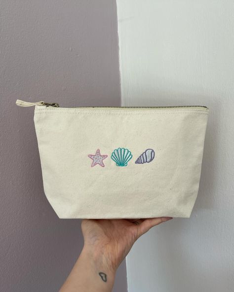 Summer 🐚🐬 #summer #beach #beachbag #shell #embroidery Beach Tote Bags Diy, Beach Tote Bags Summer, Shell Embroidery, Clothes Painting, Totes Ideas, Bag Painting, Summer Embroidery, Stylist Tattoos, Diy Tote Bag