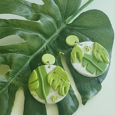 Tropical Clay Earrings, Clay Leaf Earrings, Monstera Leaf Earrings, Plant Earrings, White Polymer Clay, Diy Earrings Polymer Clay, Polymer Clay Jewelry Tutorials, Handmade Clay Jewelry, Polymer Earrings