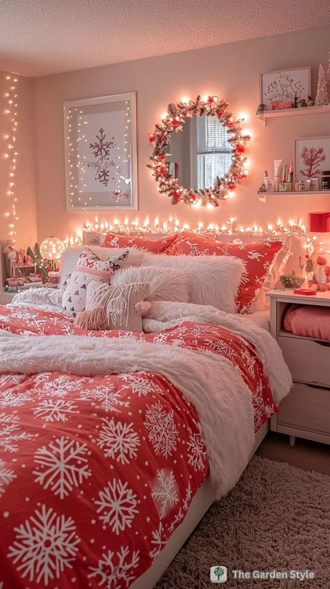 Xmas Dorm Decorations, Christmas Decor For Room Bedrooms, Decorating Your Room For Christmas, Decorating Apartment For Christmas, Easy Indoor Christmas Decorations, Cozy Bedroom Christmas Decor, Aesthetic Christmas Room Ideas, Teen Christmas Room Decor, Small Christmas Tree For Bedroom