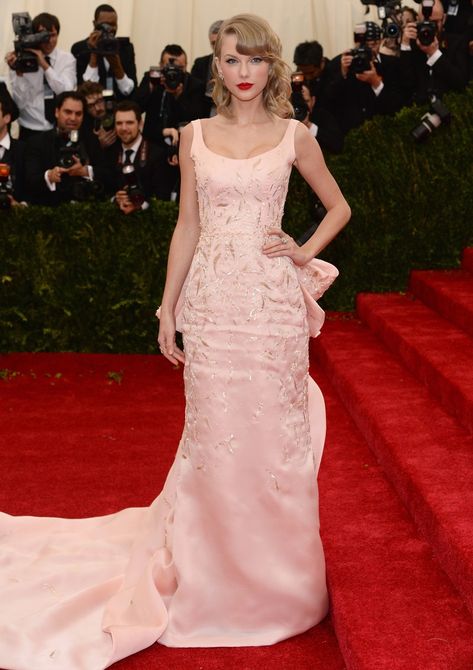 Audrey Hepburn Oscar, Taylor Swift 2014, Taylor Swift Red Carpet, Style Taylor Swift, Gala Themes, Met Gala Dresses, Charles James, Look Rose, Met Ball