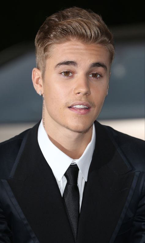 CAP D'ANTIBES, FRANCE - MAY 22: Justin Bieber attends amfAR's 21st Cinema Against AIDS Gala at Hotel du Cap-Eden-Roc on May 22, 2014 in Cap d'Antibes, France. Justin Beiber Hair, Justin Bieber Hairstyle, Justin Bieber 2015, Hairstyle 2023, Justin Bieber Gif, Justin Bieber Wallpaper, Justin Bieber Photos, Bieber Fever, Justin Bieber Pictures