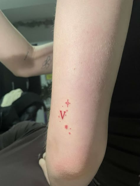 Forearm Tattoos Fine Line, Red Stars Tattoo, Fine Line Stars, Fine Line Red Tattoo, Red Lines Tattoo, Red Fine Line Tattoo, Red Tattoos For Women, Red Star Tattoo, Tattoo Ideas Star