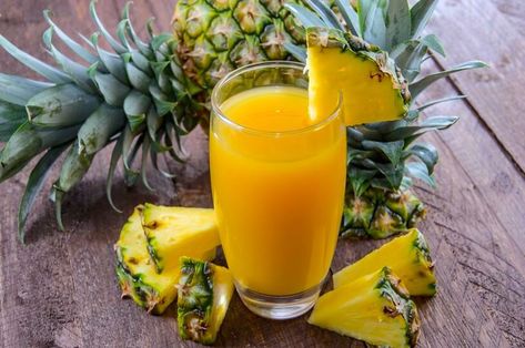 The article below provides you with 5 major reasons why drinking pineapple juice… Drinks With Pineapple Juice, Pineapple Juice Recipes, Pineapple Health Benefits, Pineapple Benefits, Homemade Smoothies, Sistem Pencernaan, Salad With Chicken, Smoothie Cleanse, Pineapple Fruit