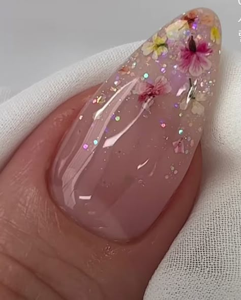 Jelly Spring Nails, Classy Flower Nails, Real Flower Nail Art, Dried Flowers Nails Design, Nails With Flowers Inside, Dried Flower Nails Acrylics, Encapsulated Nails Flowers, Dry Flower Nail Art, Dried Flower Nails