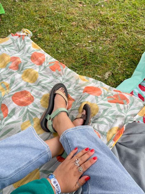 Teva Original Universal Outfit, Cute Teva Outfits, Socks And Tevas Outfit, Outfits With Teva Sandals, Teva Sandals Aesthetic, Chaco Sandals Outfit, Tevas Outfit Summer, Teva Sandals Outfit Hiking, Tevas Outfit Aesthetic