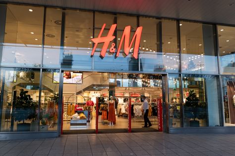 H&m Logo, Popular Clothing Brands, Casual Attire For Women, H And M, Fashion Marketing, New Chic, Home Sport, Cheap Fashion, Cool Logo