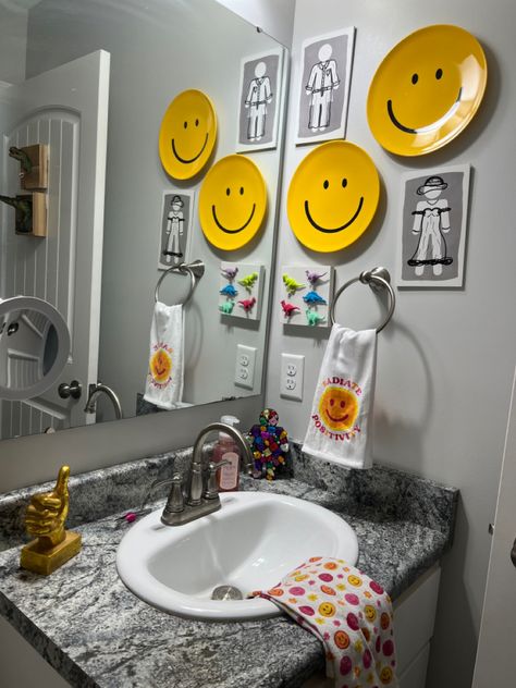 Fun Bathrooms Ideas, Fun Restroom Design, Fun Bathroom Themes, Funky Half Bathroom Ideas, Cool Bathroom Ideas Creative, Unique Bathroom Ideas Creative, Fun Half Bath, Bathroom Quirky, Indie Bathroom