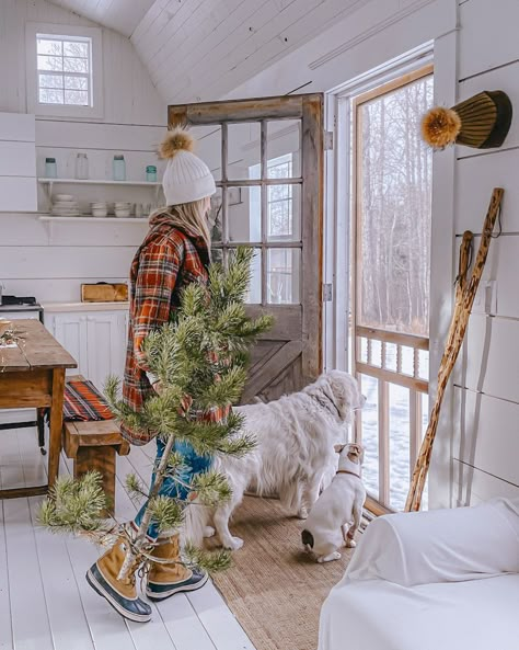 Scandinavian Winter, Food Simple, Scandinavian Christmas Decorations, Natural Christmas Decor, Vintage Containers, Wood Staircase, Winter Decorations, Simple Food, Natural Christmas