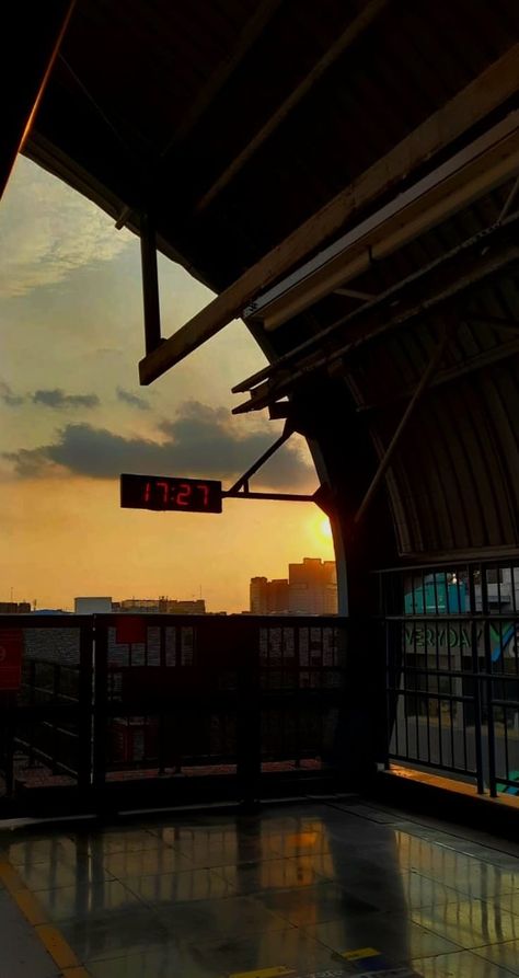 Metro sunset aesthetics Delhi metro Dmrc Metro Snapchat story Delhi Night Life Aesthetic, Aesthetic Metro Pictures, Metro Snapchat Stories, Metro Snapchat, Metro Pics Aesthetic, Delhi Night View, Metro Train Aesthetic, Delhi Metro Aesthetic, Metro Station Aesthetic