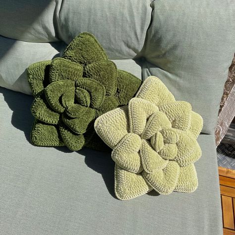 Crochet Succulent, Confection Au Crochet, Fair Isles, Crochet Pillow Pattern, Crochet Pillows, Crochet Plant, Crochet Design Pattern, Beginner Crochet Projects, Fun Crochet Projects