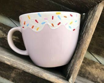 Mug Donut, Cupcake Mug, Pottery Painting Ideas Easy, Mug Cupcake, Diy Keramik, Hand Painted Mug, Ceramic Cafe, Painted Mug, Diy Pottery Painting