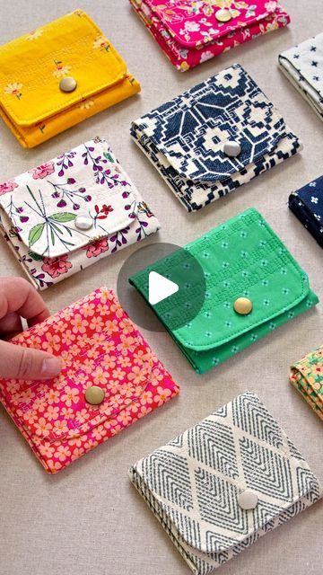 Gifts Making Ideas, Purses To Make, 10 Inch Fabric Squares Projects, How To Stitch Bag, Fabric Square Crafts, Sewing With Scraps Things To Make, Easy Sew Purse, Free Coin Purse Pattern, Easy Purse Sewing Pattern