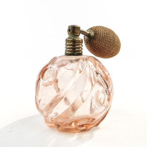 Art Deco German Perfume Bottle, 1930s, in Very Good conditions.  Designed 1920 to 1949 Vintage Glass Jars, Vintage Fragrance Bottles, Perfume Bottles Design, 1950s Perfume, 1920s Perfume, 1920 Accessories, Vintage Glass Bottles, French Perfume Bottles, Vintage Parfum