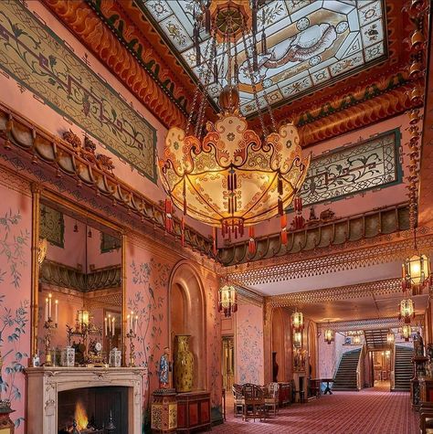 𝗩𝗘𝗥𝗦𝗔𝗜𝗟𝗟𝗘𝗦𝗔𝗗𝗡𝗘𝗦𝗦 on Instagram: “🐲 The most incredible and extravagant chinoiseries ever built is probably the Royal Pavilion of Brighton. It seems that this unique palace…” Paris Penthouse, Pavillion Wedding, Royal Pavilion Brighton, Dream Future Life, Chinese Pavilion, Royal Pavilion, Photo Study, Chinese Wallpaper, Pavilion Wedding