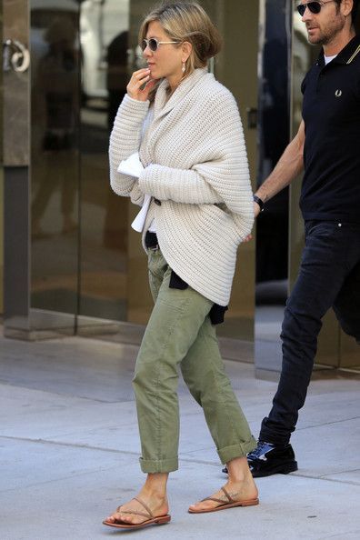 7bb060764a818184ebb1cc0d43d382aadesc43467992ri Jen And Justin, Jennifer Anniston Style, Oversized Cream Cardigan, Jennifer Aniston Style, Jenifer Aniston, California Outfits, Nyc Shopping, Katie Holmes, Emily Ratajkowski