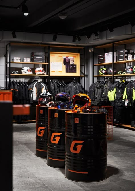 Motorcycle Showroom Interior, Motorcycle Showroom Design, Car Showroom Interior, Bike Showroom, Motorcycle Store, Retail Store Interior Design, Clothing Store Interior, Motorcycle Clothing, Motorcycle Shop