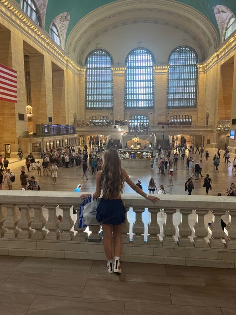 Serena Grand Central Station, New York Grand Central Station, Girly Nyc Aesthetic, Grand Central Station Picture Ideas, Nyc Aesthetic Gossip Girl, Nyc Iconic Places, New York Selfies Instagram, New York City Photo Spots, Iconic New York Pictures