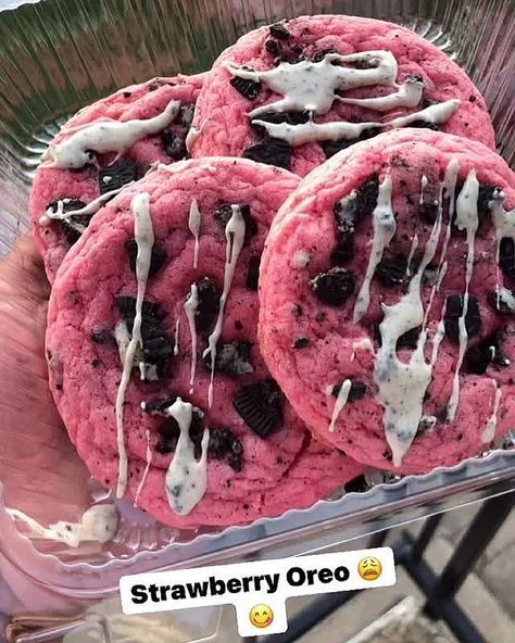 #strawberryoreo #cakebox #cookies Strawberry Oreo Cookies, Cookie Out Of Box Cake, Cookie Cake Sandwich, Cookies And Cream Box Cake, Oreo Cake Box Cookies, Box Cakes, Cakebox Cookies Strawberry, Cookie Flavors Ideas, Junk Food Snacks