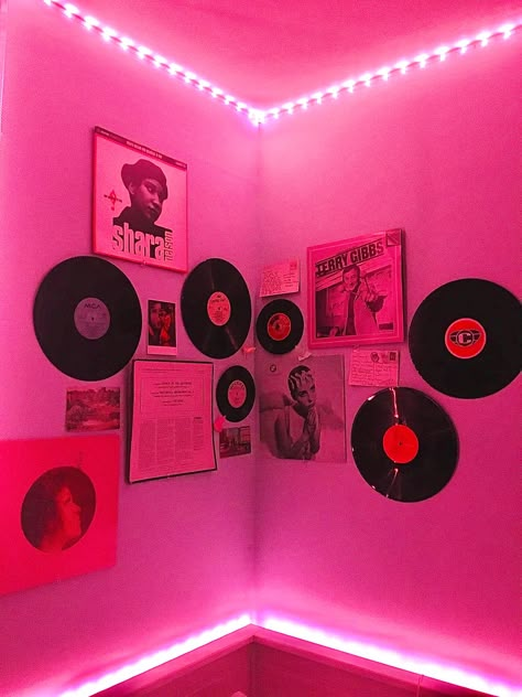 Pink Record Aesthetic, Girly 2000s Bedroom, Retro Theme Bedroom, Pink Disco Room Aesthetic, Pink Disco Bedroom, Disco Room Ideas, Bedroom Pop Aesthetic, Disco Themed Bedroom, Hot Pink Room Ideas