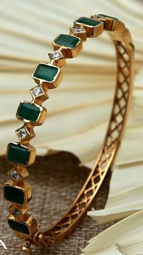 Emerald Bangles Gold, Diamond Bangles Indian, Emerald Bangles, Kada Bangles, Temple Jewellery Earrings, Ruby Bangles, Wedding Jewelry Sets Bridal Jewellery, Neck Pieces Jewelry, Gold Earrings Models