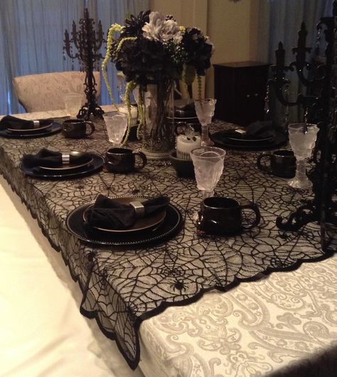 Halloween Table Settings, Halloween Tablescape, Hallowen Ideas, Elegant Halloween, Dark Christmas, Gothic Halloween, Theme Halloween, Halloween Table, Gothic Wedding