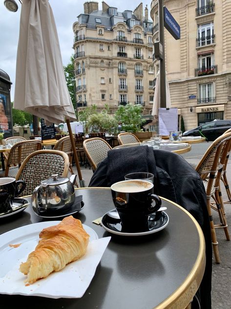 What Time Do Cafés Open in Paris? City Life Apartments, Paris Cafe Aesthetic, Coffee Cafe Aesthetic, France Apartment, Good Morning Paris, Paris Coffee Shop, Pictures Of Paris, France Cafe, Cafe In Paris