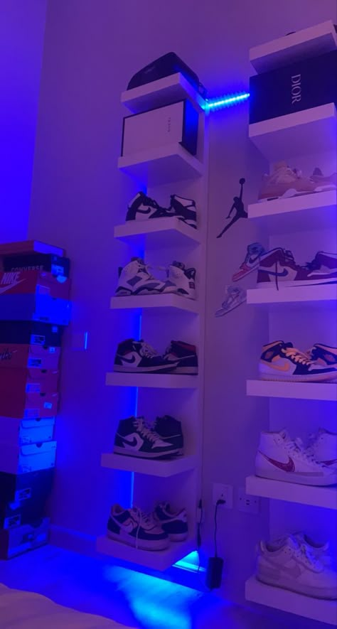 Shoe Rack Led, Floating Shelves Sneakers, Kick Game Shoe Wall, Sneaker Wall Aesthetic, Shoe Wall Bedroom, Jordan Organization, Shoe Collection Aesthetic Room, Shoe Collection Room, Shoe Shelf Aesthetic