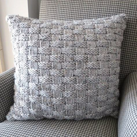 knit basketweave pillow Knitted Cushion Covers, Sweater Pillow, Diy Pillow Covers, Crochet Cushion Cover, Knitted Cushions, Knit Basket, Crochet Pillows, Woven Pillows, Knit Pillow