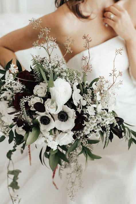 bridal bouquet in black and white Bouquet Black And White, Black Wedding Flowers, Anemone Bouquet, Greenery Wedding Bouquet, Black And White Wedding Theme, White Wedding Theme, White Anemone, White Wedding Bouquets, Black White Wedding