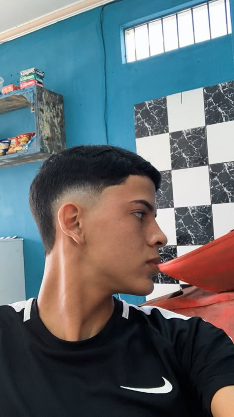 Tapper Fade Alto, Men Fade Haircut Short, Boxing Training Workout, Curly Hair Fade, Buzz Cut Hairstyles, Korean Men Hairstyle, Men Haircut Curly Hair, Mullet Haircut, Wavy Hair Men