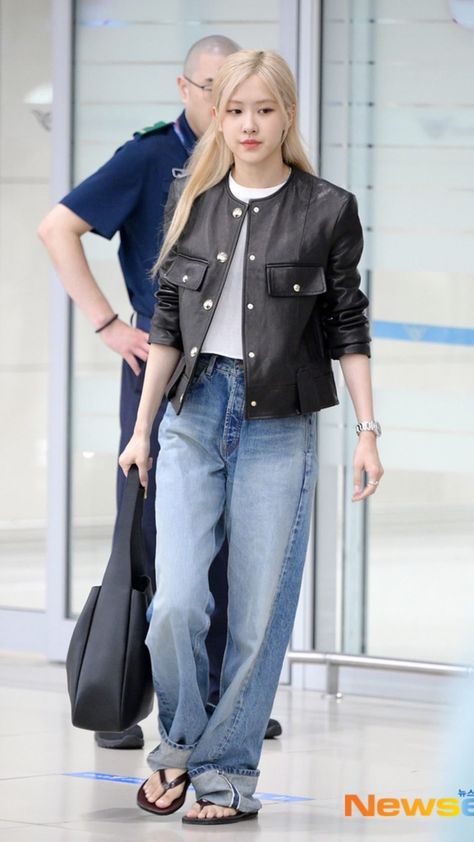 ROSÉ AT ICN AIRPORT. #ROSÉ #Roséblackpink #kpop #bprosé #kpop #gg Airport Fashion Kpop, Korean Casual Outfits, Icn Airport, Rose Fashion, All Eyes On Me, Casual Day Outfits, 가을 패션, Airport Outfit, Blackpink Fashion