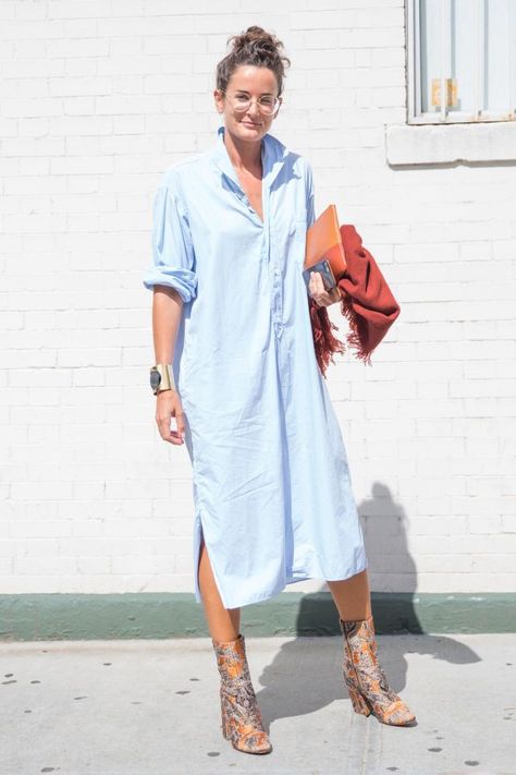 Lucy Chadwick, gallery director of Gavin Brown's Enterprise, at New York Fashion Week. Photo: KDV/Fashionista Lucy Chadwick, Mode Casual, Sarah Jessica Parker, Long Shirt Dress, Street Style Looks, Mode Inspiration, Street Chic, Outfits Casuales, Primavera Estate