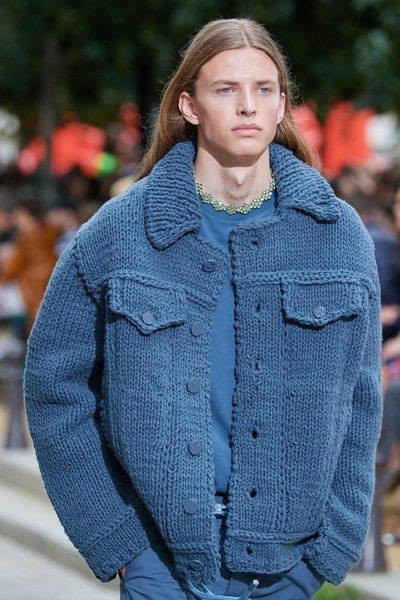 Louis Vuitton Homme Printemps-Été 2020 - Défilés | Vogue Paris Knitwear Fashion 2020, Men Fashion Show, Knit Men, Menswear Fashion Show, Knitwear Fashion, Menswear Fashion, Knitwear Men, Mens Winter Fashion, Menswear Collection