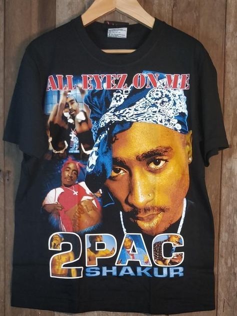 Pin de Ms. Torres <3 em FASHION | Looks hip hop, Roupas, Streetwear Old School Art, Types Of Cotton Fabric, Vintage Rap Tees, Looks Hip Hop, Tupac Pictures, Vintage Band T Shirts, Shirt Wrinkles, Tupac Shakur, Rap Tee