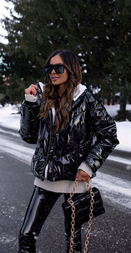 Puffer jacket & shiny faux leather pants Style A Puffer Jacket, Puffer Coat Outfit, Maria Vizuete, Mia Mia Mine, Cozy Winter Fashion, Puffer Jacket Style, Puffer Jacket Outfit, Sporty Street Style, Mia Mia