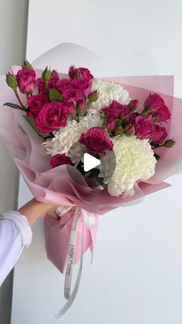 4,308 likes, 9 comments - flower_wrapping_tb 於 June 29, 2024 : "How to wrap a bouquet in craft paper! 💫 Link in bio for more tutorials #montreal #montréal #fleuristemontreal #montrealflorist". Wrapping Flowers In Paper Tutorials, Paper Wrapping Bouquet, Wrap Flower Bouquet, Wrap A Bouquet, How To Bouquet Wrap, How To Flower Bouquet Wrap, Valentines Roses Bouquet Ideas, Make Your Own Flower Bouquet, Wrapping Flower Bouquet