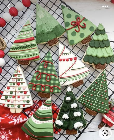 Christmas Tree Cutout Cookies, Christmas Tree Cookies Decorated, Christmas Cookie Frosting, Homemade Christmas Cake, Christmas Sugar Cookies Decorated, Christmas Cookie Decorating, Decorated Christmas Cookies, Christmas Cookie Box, Chocolate Tree