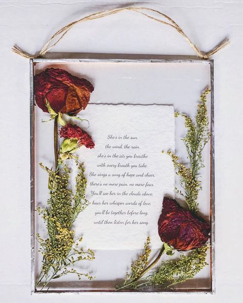 Pressed Flower Memorial Frame, Dried Flowers Memorial Ideas, Pressed Flower Memorial Art, Handmade Memorial Gifts, Memorial Flowers Keepsake, Resin Memorial Ideas With Flowers, Resin Preserved Flowers, Resin Memorial Ideas, Remembrance Crafts