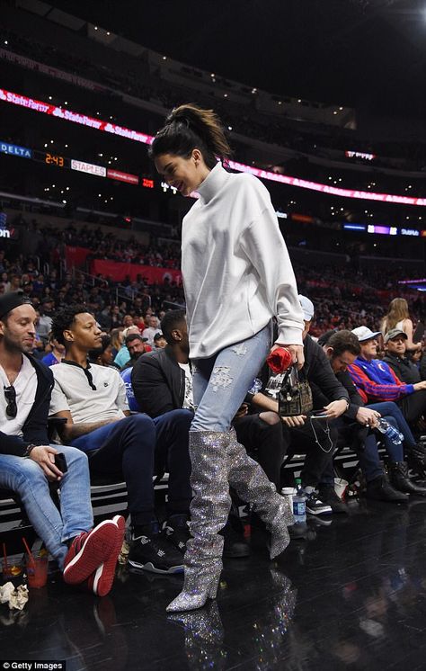 Luckily Kendall managed to get her hands on a pair of the sought-after boots before they sold out Outfit Kendall Jenner, Ball Game Outfit, Kendall Jenner Style Casual, Basketball Game Outfit Women, Nba Wife, Kendall Jenner Modeling, Basketball Game Outfit, Kendall Jenner Makeup, Saint Laurent Boots