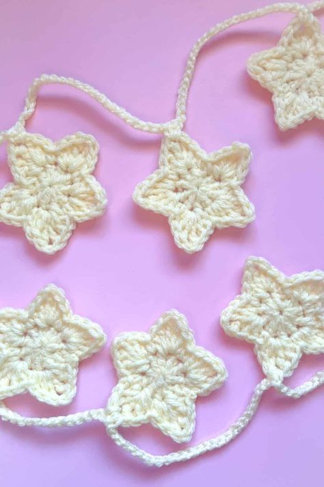 Crochet Star Garland Pattern - thecaffeinatedsnail.com Crochet Circle Garland, Crochet Chain Decoration, Free Garland Crochet Patterns, Crochet Pattern Curtain, Cat Garland Crochet, Crochet Ornament Garland, Crochet Garland Patterns Free, Crochet House Garland, Stars Diy Decoration