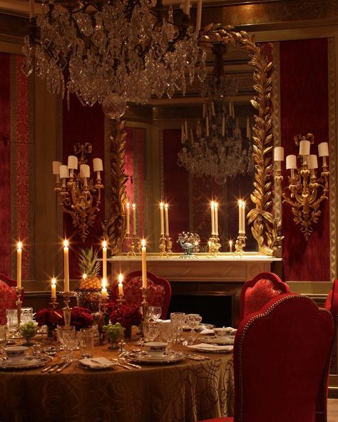 Alidad Ltd. в Instagram: «Dining Room by Alidad #diningroom #interieur #interior #interiors #interiores #interiordesign #interiordecor #interiordesigner…» Gold Dining Room, Red Dining Room, International Interior Design, Interior Design London, Velvet Living Room, Red Rooms, Christmas Table Settings, Classic Decor, Dining Table Decor