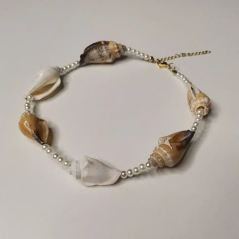 Seashell baby ogrlica 🐚 #sjajnaartstore ✨ Sea Shell Jewellery, Seashell Jewelry Diy, Seashell Creations, Sea Bracelet, Shell Jewellery, Seashell Earrings, Soft Spoken, Market Basket, Jewerly Making