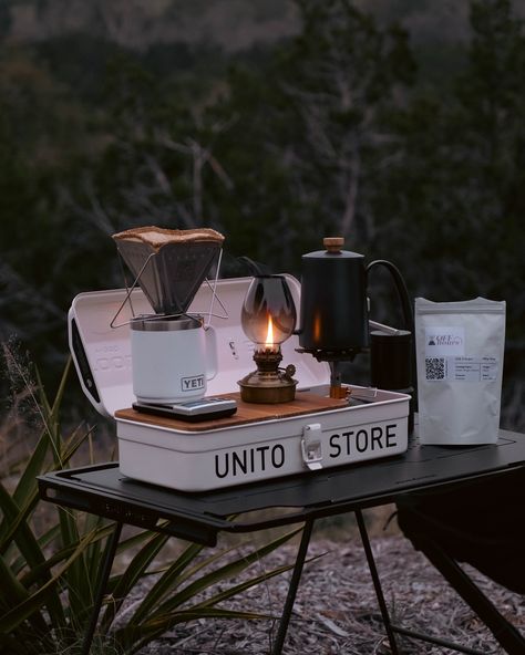 A simple setup is all we need. ☕🍃 Have a great weekend! Thank you for taking the time to view my content! If you get inspired by what you see, please consider following @chaseprettyplaces or pass it along to your coffee and outdoor-loving companions. DM to collaborate. 🤝 . . . #unito #simplepleasures #getoutdoors #coffeeadventure #coffeepeople #outdoorcoffee #slowliving #coffeewithaview #coffeeoutdoors #specialtycoffee #campcoffee #coffeemoments #coffeebrewing #bushcraft #coffeeculture ... Coffee Camping, Camp Coffee How To Make, Portable Coffee Cup, Camp Coffee Maker, Camping Coffee Pot, Coffee Box, Camping Set Up, Tool Case, Camping Coffee