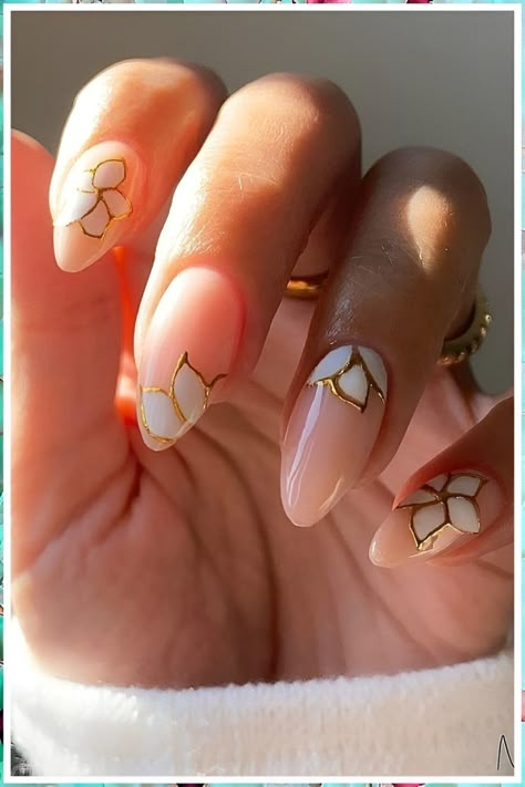 30 Majestic Glass-Stained Nail Art Designs To Make You A Queen August Nails, Golden Nails, Graduation Nails, Flower Nail Art, Classy Nails, Floral Nails, Fancy Nails, Chic Nails, Gold Nails