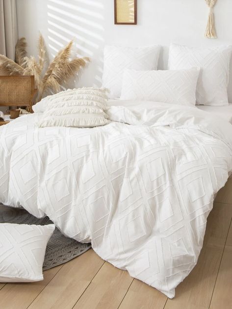 White Tufted Duvet Cover, Off White Bedspread, Bed Cover White, Aesthetic White Comforter, White Double Bedding, White Bed Duvet, Fluffy White Bedding Aesthetic, White Room Aesthetic Bedrooms, Aesthetic Bedding Set White