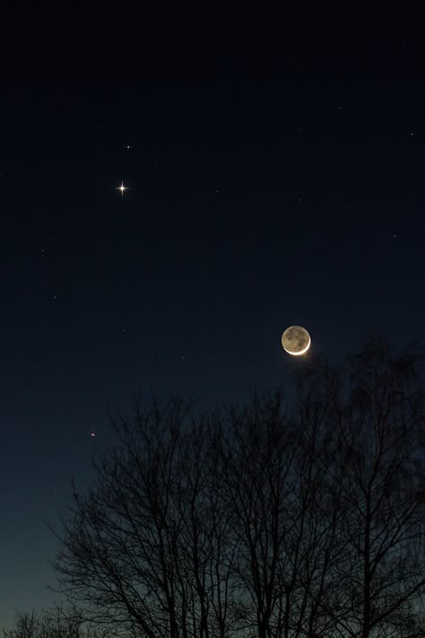 The Moon And Stars, The Moon Is Beautiful, Night Sky Wallpaper, Look At The Moon, Night Moon, Sky Moon, Moon Pictures, Moon Photography, Moon Lovers