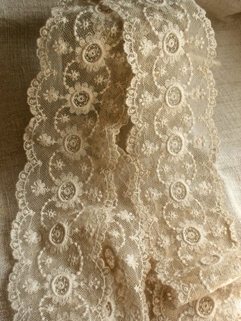 Lace Blanket, Scallop Design, Scalloped Design, Types Of Lace, Crochet Geek, Lace Accessories, Romantic Cottage, Amazing Lace, Pearl And Lace