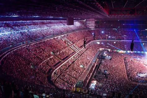 Concert Images, Biggest Stadium, Concert Crowd, Famous Lifestyle, Concert Stage Design, Crowd Of People, Fitness Vision Board, Big Crowd, Dream Music