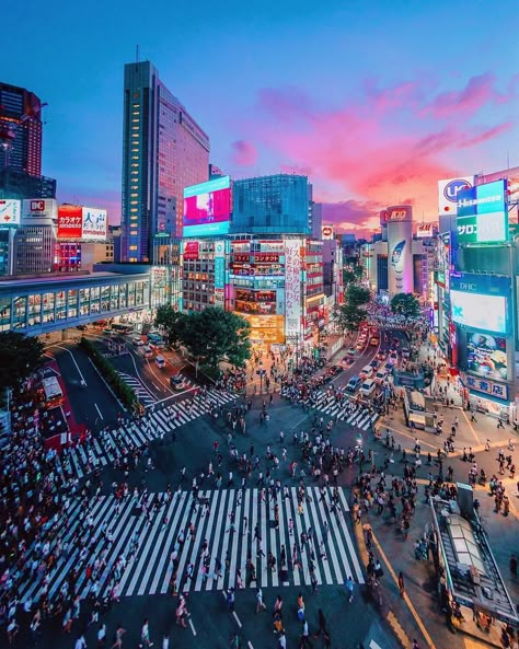 Shibuya Crossing is known as one of the bussiest intersections in the world. There are hundreds, sometimes even more than 1000 people crossing the street in all of the directions. Photos Of Japan, Tokyo Streets, Japanese Wallpaper Iphone, Shibuya Crossing, Japan Guide, Trip To Japan, Tokyo City, Japan Street, Japan Aesthetic